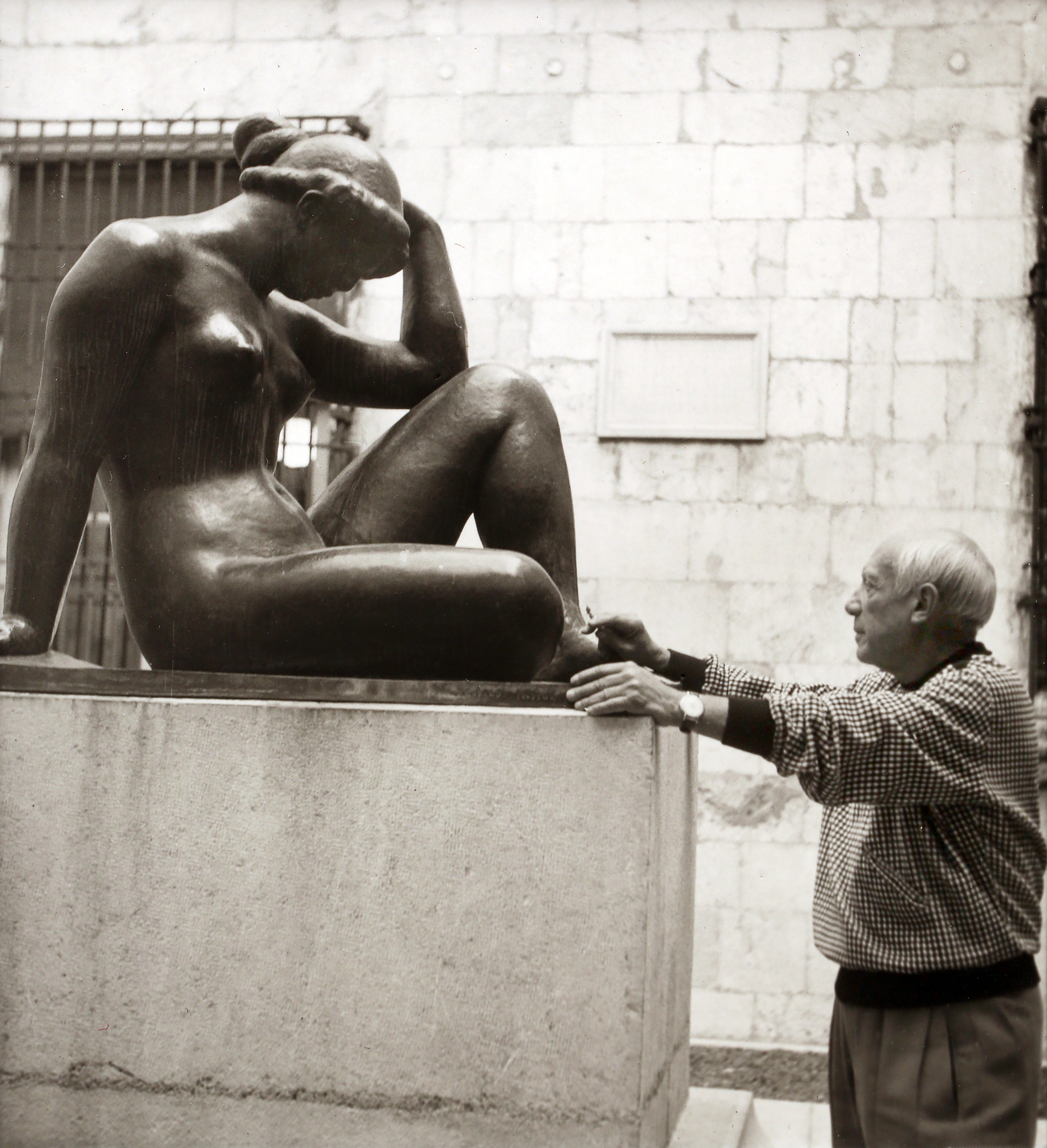 RAYMOND FABRE (1924-2011) Pablo Picasso devant Méditerranée d’Aristide Maillol dans le patio de l’hôtel de ville de Perpignan 24 septembre 1954 Tirage papier noir et blanc 13 x 18 cm Perpignan, musée d’art Hyacinthe Rigaud, inv. 2001.2.11  Photo R. Fabre (Studio visages). © Succession Picasso 2025