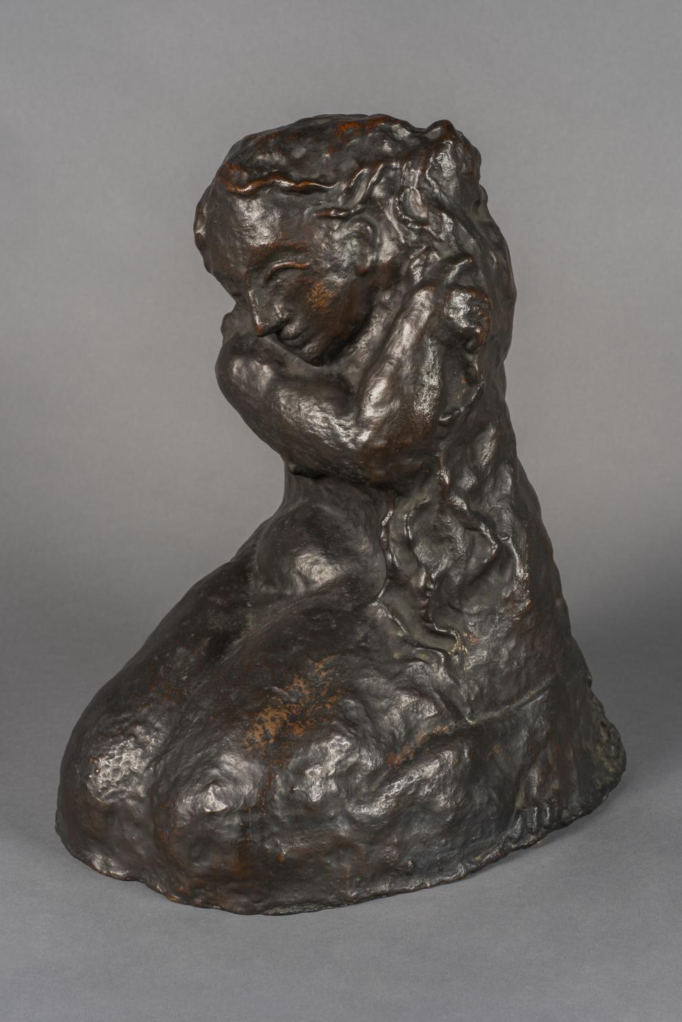 P. Picasso Femme se coiffant, 1906, bronze, Paris, collection privée. © E. Pheulpin © Succession Picasso 2025